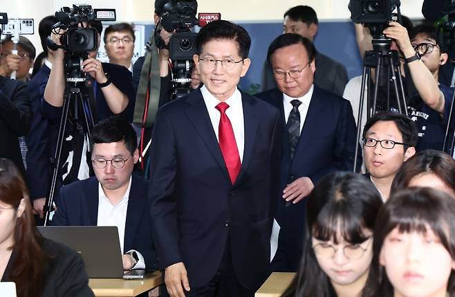 김문수 국민의힘 대통령 후보가 8일 오전 서울 여의도 자신의 캠프 사무실에서 단일화 관련 긴급 기자회견을 하기 위해 입장하고 있다. 사진=뉴스1