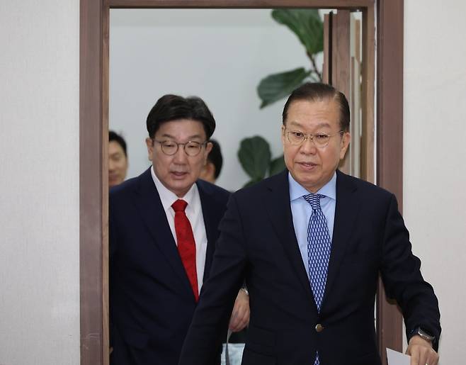국민의힘 권영세 비상대책위원장과 권성동 원내대표가 8일 국회에서 열린 비상대책위원회의에 참석하고 있다. 사진=연합뉴스