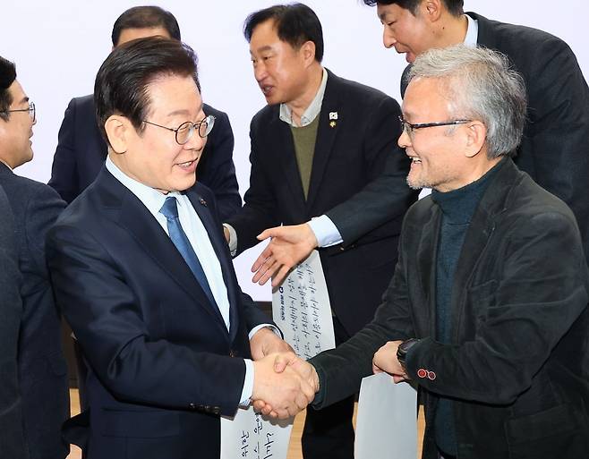 이재명 전 더불어민주당 대표와 박태웅 민주연구원 집단지성센터장이 지난 2월 국회에서 열린 정책소통 플랫폼 '모두의 질문Q' 출범식에서 악수하고 있다.  /연합뉴스