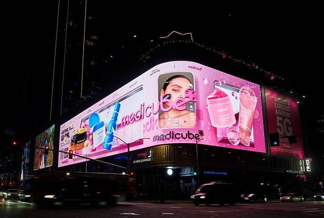 에이피알 메디큐브 미국 LA MOXY호텔 전광판 옥외광고. /사진=에이피알