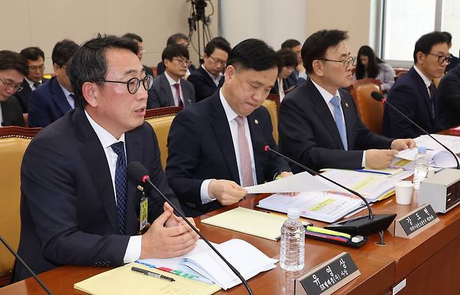 8일 국회 과학기술정보방송통신위원회 전체회의에서 열린 SK텔레콤 유심 해킹 사건 청문회에서 유영상 SK텔레콤 대표(왼쪽)가 의원 질의에 답하고 있다. 사진=연합뉴스