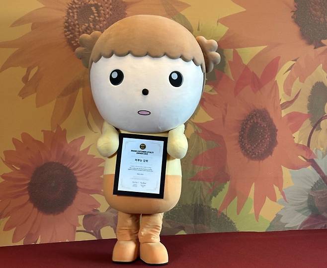 네이버웹툰 '마루는 강쥐' 속 캐릭터 '마루'가 8일 서울 여의도 콘래드호텔에서 진행된 '2025 브랜드 고객충성도 대상' 시상식에서 '가장 영향력 있는 캐릭터'로 선정됐다. 사진=네이버웹툰 제공