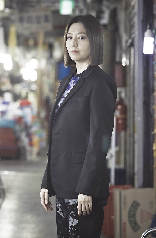 세계 무대에서 예술과 첨단 기술의 결합으로 주목받는 김아영 작가가 작업실이자 거주지인 종로 낙원아파트 지하 상가에 서 있다. 그는 8일 미국 뉴욕에서 열린 LG구겐하임 어워드 시상식에서 상을 받았다. ©문덕관