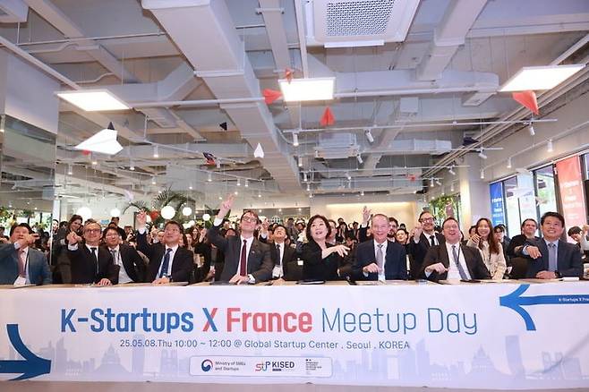 8일 서울 강남구 글로벌스타트업센터(GSC)에서 열린 'K-스타트업 X 프랑스 밋업 데이' 행사에서 오영주 중소벤처기업부장관(가운데)이 참석자들과 종이비행기를 날리는 세레머니를 하고 있다./중소벤처기업부 제공