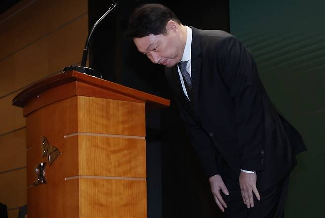 최태원 SK그룹 회장이 5월 7일 오전 서울 중구 SK텔레콤 T타워 SUPEX홀에서 SK텔레콤의 해킹 사고와 관련해 대국민 사과를 하고 있다. 사진=김범준 한국경제신문 기자