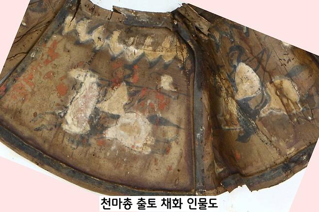 1973년 천마총에서 출토된 고리 모양의 채화판. 말을 타고 사냥에 나서는 듯한 1500년전 신라인들의 생생한 모습을 표현했다. 지금까지 천마도와 금관 등에 가린데다 공기 중 훼손에 취약한 자작나무 재질이어서 지금까지 수장고에 보관되었다.|국립경주박물관 제공