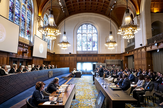 지난달 28일(현지시간) 국제사법재판소(ICJ)가 네덜란드 헤이그 평화궁에서 연 이스라엘의 팔레스타인 점령지역 구호 지원 관련 청문 절차에서 관계자들이 발언하고 있다. 국제사법재판소