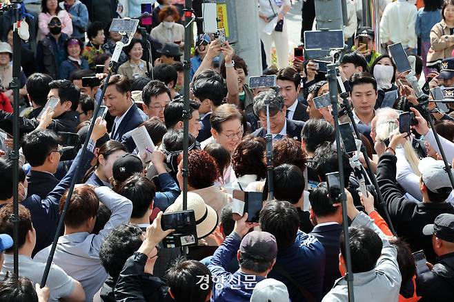 유튜버들이  7일 구 익산시청 제2청사앞에서 이재명 더불어민주당 대선후보의 골목골목 경청투어 대형 모노포드(봉)애 매단 휴대폰으로 촬영하고 있다. 박민규 선임기자