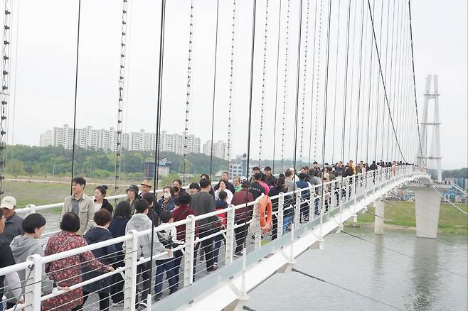 남한강 출렁다리. 여주시 제공