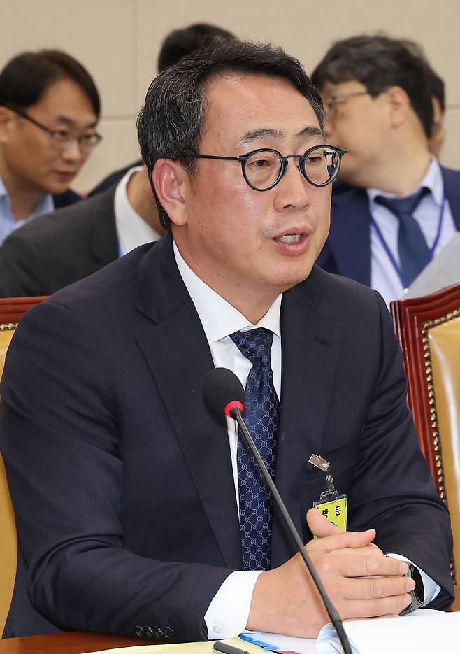 8일 국회 과학기술정보방송통신위원회 전체회의에서 열린 SK텔레콤 유심 해킹 사건 청문회에서 유영상 SK텔레콤 대표이사가 의원 질의에 답하고 있다.  연합뉴스