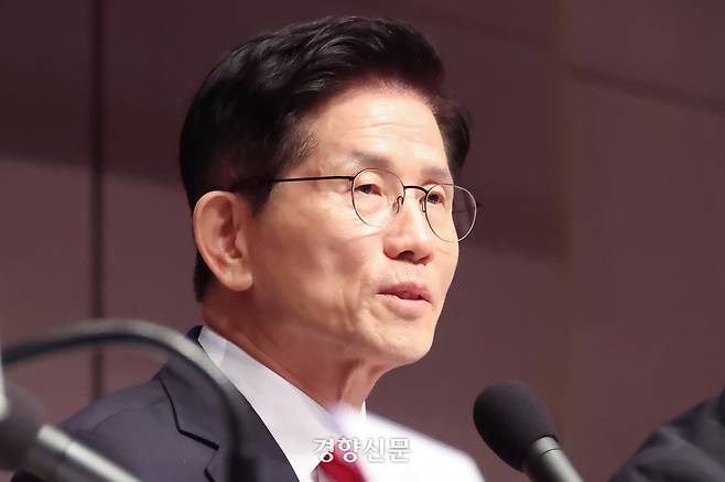 김문수 국민의힘 대선 후보가 8일 서울 중구 한국프레스센터에서 열린 관훈클럽 토론회에서 단일화에 대한 입장을 밝히고 있다. 한수빈 기자