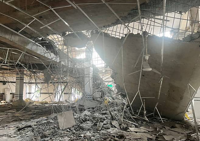 7일(현지시간) 파키스탄 라호르 인근 무리드케에 있는 이슬람 사원이 인도의 공습을 받은 후 파괴돼있다. 로이터연합뉴스