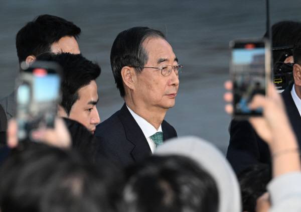 무소속 한덕수 대선 예비후보가 지난 7일 서울 종로구의 한 식당에서 국민의힘 김문수 대선 후보와 후보 단일화 관련 회동을 마친 뒤 떠나고 있다. 공동취재