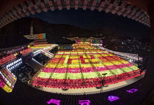 널리 알려진 천태종 사찰인 부산의 삼광사 전경. 부처님오신날을 맞아 연등을 밝혔다.  국제신문 DB