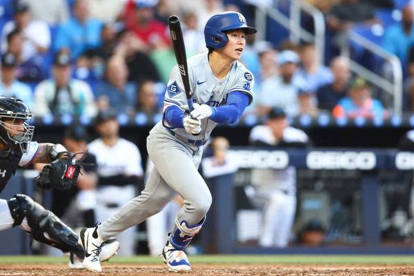 로스앤젤레스 다저스 김혜성이 8일(한국시간) 메이저리그 마이애미 말린스와의 원정 경기 7회에 1타점 적시타를 치고 있다. AFP 연합뉴스