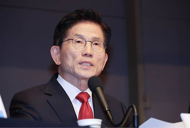 People Power Party presidential candidate Kim Moon-soo delivers a keynote speech at the Press Center in Jung District, central Seoul, on the morning of May 8. [JOONGANG ILBO]