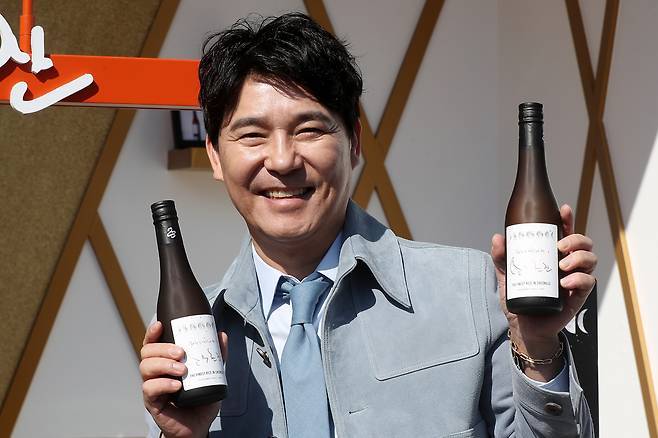 Singer Lim Chang-jung holds bottles of distilled soju, Soju Hanjan, at a pop-up event in Songpa District, southern Seoul, on Feb. 26, 2023. [NEWS1]