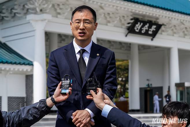 김상욱 국민의힘 의원이 8일 서울 동작구 현충원에서 탈당 기자회견을 열고 취재진을 만나고 있다.