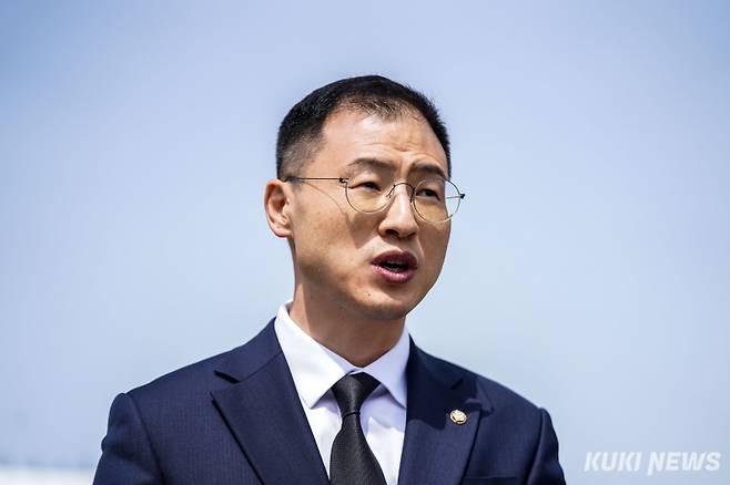 김상욱 국민의힘 의원이 8일 서울 동작구 현충원에서 탈당 기자회견을 열고 취재진을 만나고 있다.