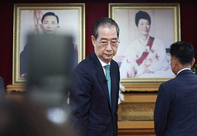 한덕수 무소속 대선 예비후보가 8일 경북 구미시 박정희 전 대통령 생가 추모관에서 참배 후 이동하고 있다. 연합뉴스