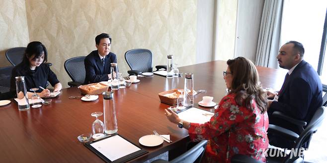 언더2연합 아시아·태평양 지역 의장으로 아시아 기후행동 정상회의 참석을 위해 싱가포르를 방문 중인 김태흠 충남지사가 8일 록펠로 재단 아시아지역 책임자를 접견하고 있다. 충남도