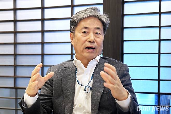 8일 대덕특구기자단과 간담회에서 ‘반도체 소부장 테스트베드 기술개발사업’ 성과를 설명하는 박흥수 나노종합기술원장. 사진=이재형 기자