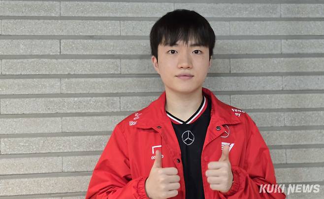 ‘케리아’ 류민석이 8일 오후 5시 서울 종로구 롤파크 LCK 아레나에서 열린 ‘2025 LCK’ 정규시즌 2라운드 DRX와 경기가 끝난 뒤 쿠키뉴스와 만나 인터뷰하고 있다. 김영건 기자