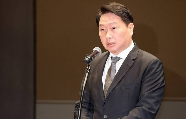 최태원 SK그룹 회장이 7일 서울 중구 SKT타워에서 열린 유심 정보 유출 관련 일일 브리핑에 참석, SK텔레콤에서 일어난 해킹 피해에 대해 대국민 사과를 하고 있다. 사진공동취재단