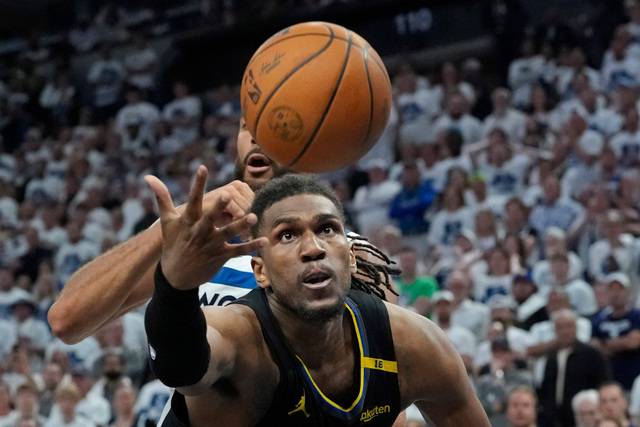 골든스테이트 워리어스 센터 케본 루니가 7일(한국시간) 미국 미네소타주 미니애폴리스의 타깃 센터에서 열린 미네소타 팀버울브스와의 2024-2025 NBA 플레이오프 2라운드 1차전에서 리바운드를 시도하고 있다. 로이터연합뉴스