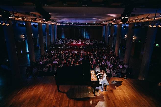 올해 19회째인 쇼팽 국제 피아노 콩쿠르 예선의 마지막날인 지난 4일 모습. 오는 10월 열리는 본선 진출자를 뽑기 위한 예선이 지난달 23일부터 지난 4일까지 폴란드 바르샤바 국립 필하모닉 실내악홀에서 열렸다.     (c)W. Grzędziński / 국립 프레데리크 쇼팽 인스티튜트