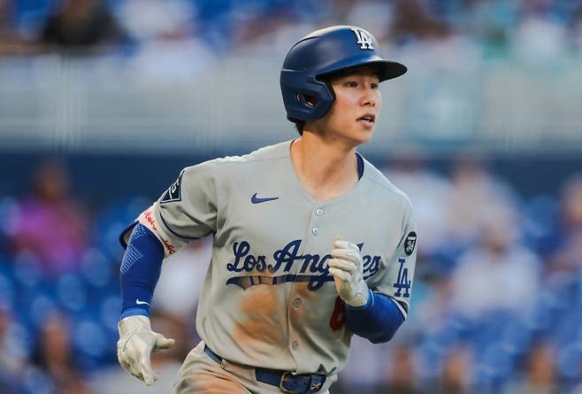 김혜성이 8일(한국시간) 미국 플로리다주 마이애미의 론디포파크에서 열린 2025 MLB 정규시즌 마이애미 말린스와 원정 경기에서 8회말 안타를 친 후 출루하고 있다. 로이터연합뉴스