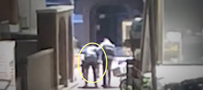 파킨슨병을 앓는 70대 김모씨가 신고를 받고 출동한 경찰관 등에 업혀 집으로 귀가하는 모습. 경찰청 유튜브 채널 캡처