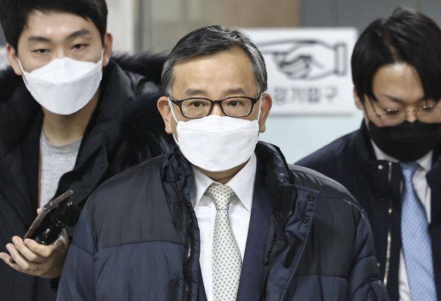 특정범죄 가중처벌법상 뇌물 혐의로 기소된 김학의 전 법무부 차관이 2022년 1월 27일 오후 서초구 서울고법에서 열린 파기환송심 선고 공판을 마친 후 법정을 나서고 있다. 연합뉴스