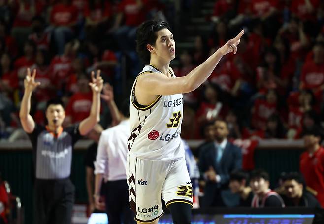 창원 LG의 칼 타마요가 지난 5일 서울 잠실학생체육관에서 열린 서울 SK와의 2024-2025 프로농구 KBL 챔피언결정전 1차전에서 3점슛을 넣은 뒤 세리머니를 하고 있다. 연합뉴스