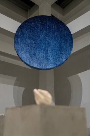 김덕희 '밤의 노래', 파라핀 왁스, 염료, 지름 360cm, 부산현대미술관 제작 지원