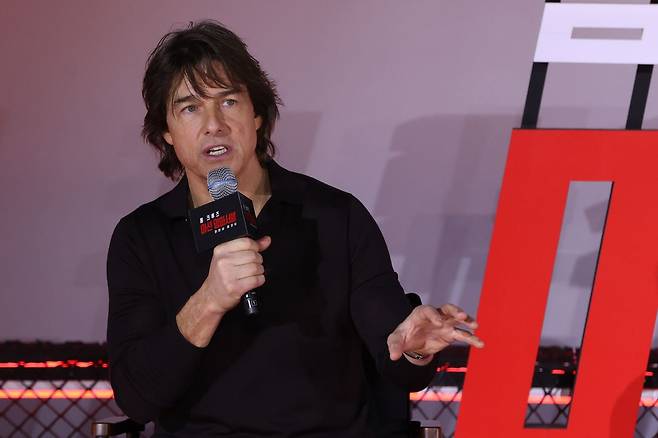 한국을 찾은 배우 톰 크루즈가 8일 서울 송파구 롯데시네마 월드타워에서 열린 영화 '미션 임파서블: 파이널 레코닝' 기자간담회에서 인사말을 하고 있다. 연합뉴스