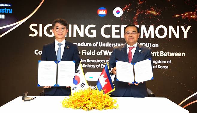 김완섭 환경부 장관이 지난 6일 캄보디아 수자원관리정책 전반을 관할하는 타오 체타 캄보디아 수자원기상부 장관과 물관리 협력 양해각서(MOU)를 체결한 뒤 기념촬영하고 있다. 환경부 제공