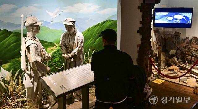 황순원문학관 내부 실감콘텐츠영상체험관 ‘디지털 소나기 산책’ 전시 모습. 홍기웅기자