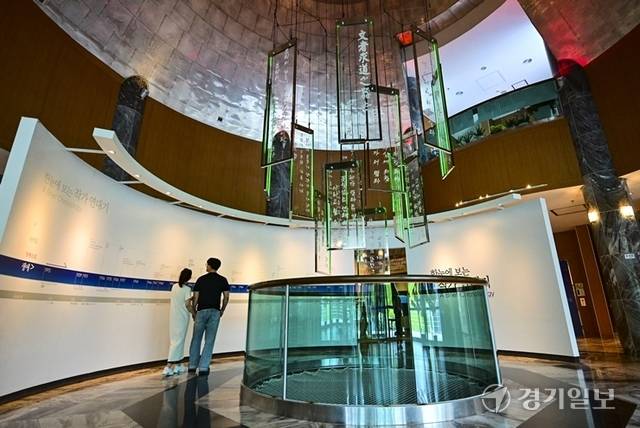 황순원문학관 2층 벽면에 설치된 작가 연대기. 홍기웅기자