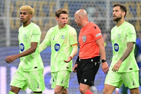 시몬 마르치니아크 심판에게 항의하는 바르셀로나 선수들. 사진[로이터=연합뉴스]