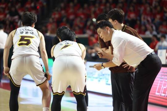 작전 지시하는 조상현 감독. 사진[연합뉴스]