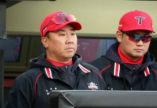 경기 지켜보는 이범호 감독. 사진[연합뉴스]