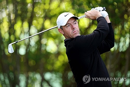 연습 라운드 중인 로리 매킬로이. 사진[AFP/게티이미지=연합뉴스]