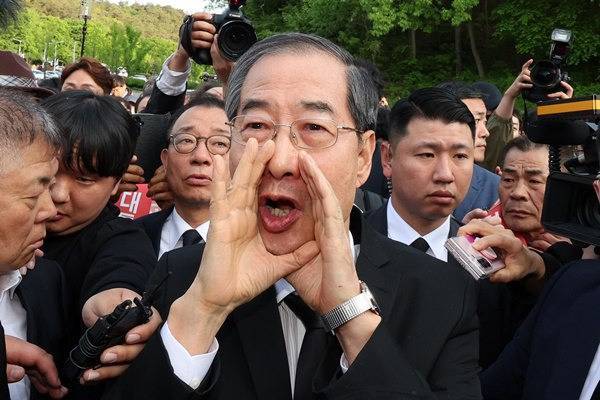 ▲지난 2일 오후 광주 북구 국립 5·18 민주묘지를 찾은 한덕수 무소속 대선 예비후보. ⓒ연합뉴스