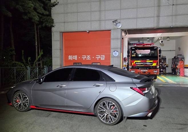 119안전센터 앞 가로막은 승용차. 김포소방서 제공