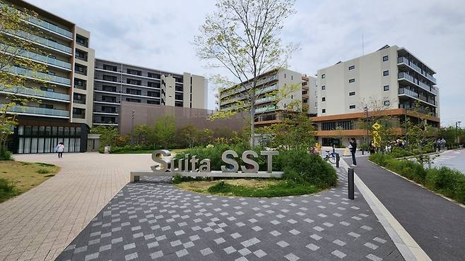 오사카  ‘코코팜 스이타 SST’  정문에서 바라 본 전경 [ 사진제공 = 매일경제 ]
