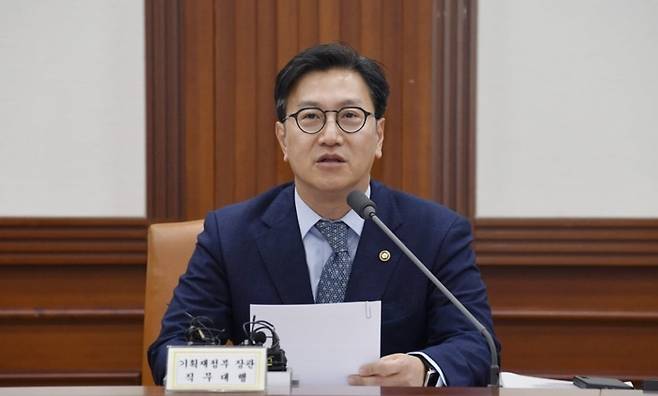 8일 김범석 부총리 겸 기획재정부장관 직무대행이 정부서울청사에서 경제관계장관회의를 주재하며 모두발언을 하고 있다. <사진제공=기획재정부>