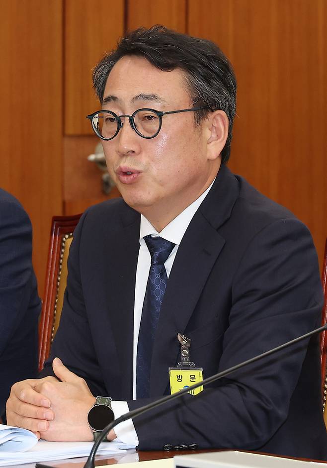 8일 국회 과학기술정보방송통신위원회 전체회의에서 열린 SK텔레콤 유심 해킹 사건 청문회에서 유영상 SK텔레콤 대표이사가 의원 질의에 답하고 있다.  연합뉴스