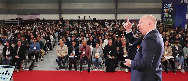 '2025 서울머니쇼' 개막일인 8일 서울 강남구 코엑스에서 스티브 브라이스 SC그룹 최고투자전략가(CIO)가 향후 포트폴리오 전략을 주제로 기조연설을 하고 있다.  이충우 기자
