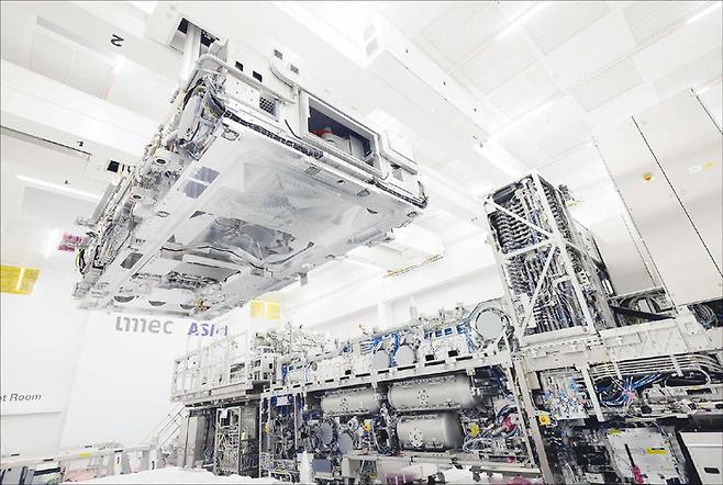 ASML 본사가 위치한 네덜란드 펠트호번에서 차세대 극자외선(EUV) 장비인 ‘하이 NA EUV’가 조립되고 있다. (로이터=연합뉴스)